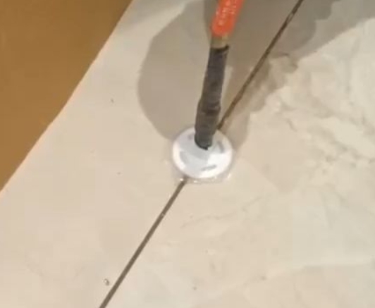 麻城瓷砖空鼓维修公司专业解答瓷砖在铺贴过程中，如果没有涂抹均匀到位的粘结材料（如水泥砂浆或瓷砖胶），可能会导致以下问题