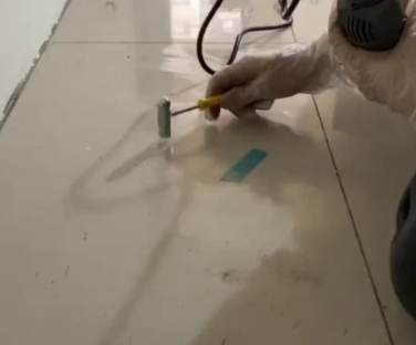 麻城瓷砖开裂维修公司专业分享瓷砖在铺贴前如果没有沥干水分，将会导致以下问题